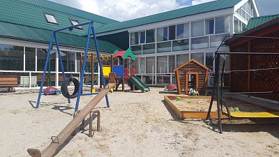 Детская площадка в горячем источнике Аван