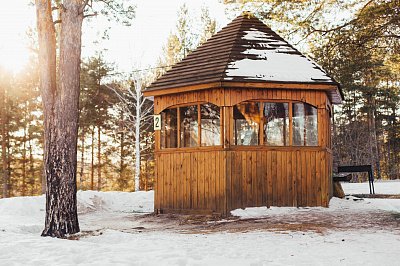 Беседки с мангальными зонами в горячем источнике Аван